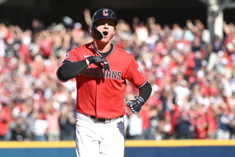 Petey flips the series in Guardians' favor